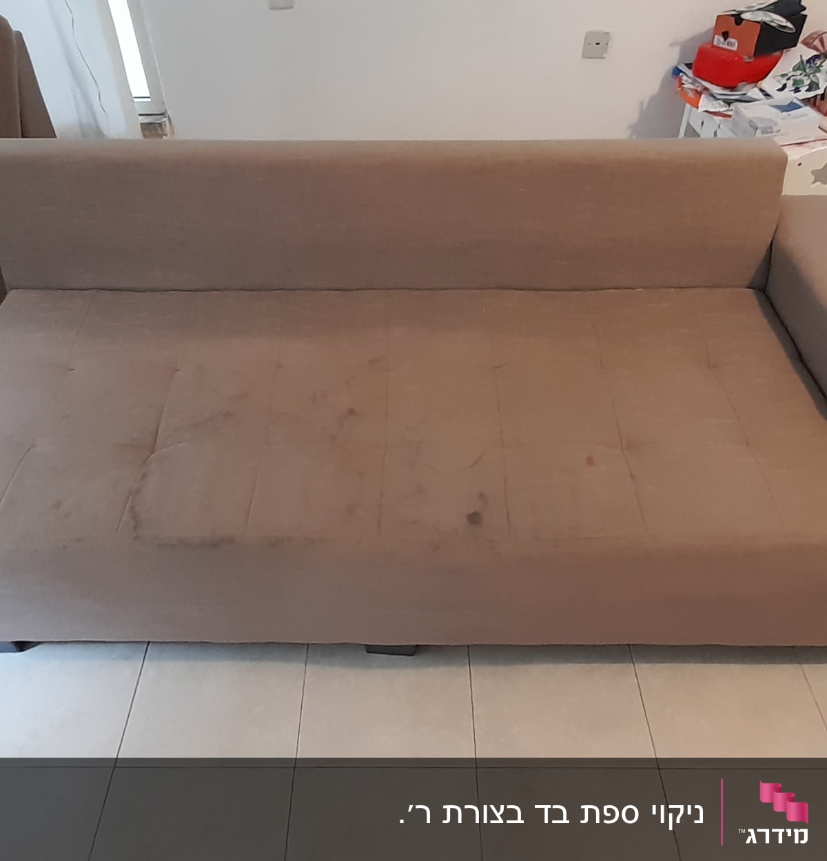 ספה חומה עם כתמים על המושב